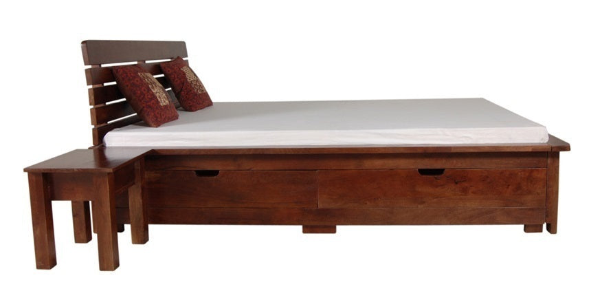 Letto stile etnico con cassettoni