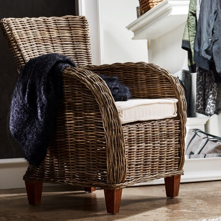 Poltrona con cuscino in rattan