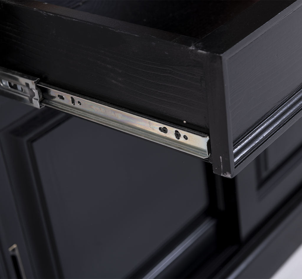 Vetrina nera ante scorrevoli