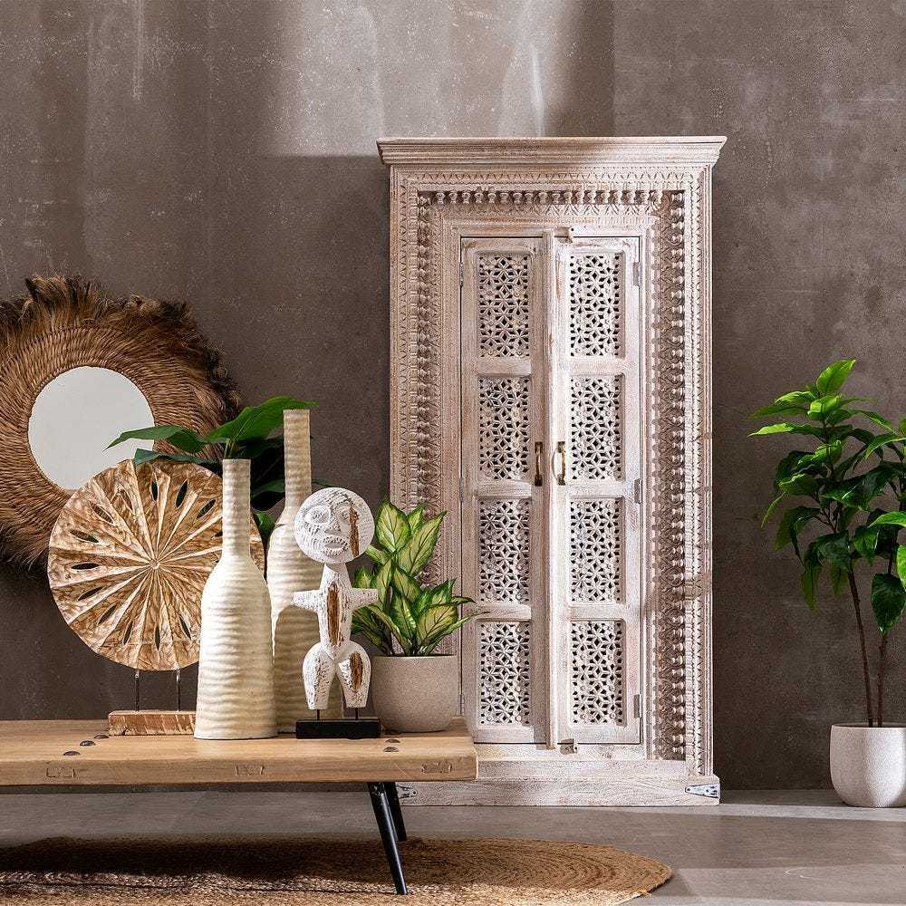 Armadio intagliato decapato