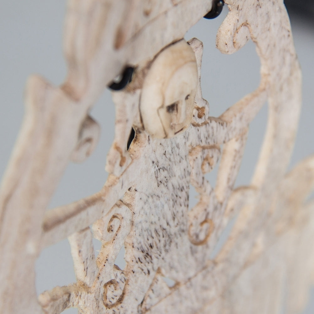 Figura etnica decorativa bianca