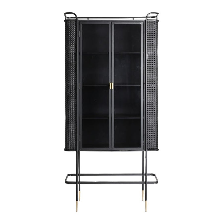 Armadio industrial chic nero con dettagli oro e vetro artigianale