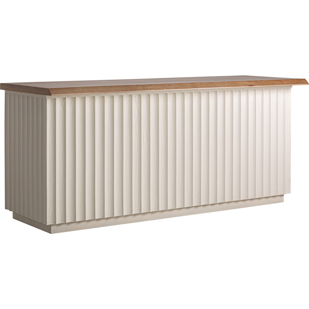 Bancone fluted quiet luxury con frontale listellato bianco decapato