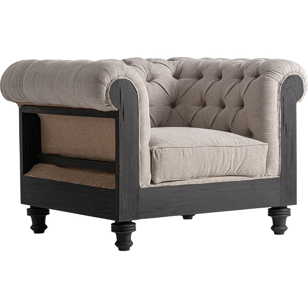 Poltrona Colonial Luxury in lino beige con struttura in legno nero e lavorazione capitonné.