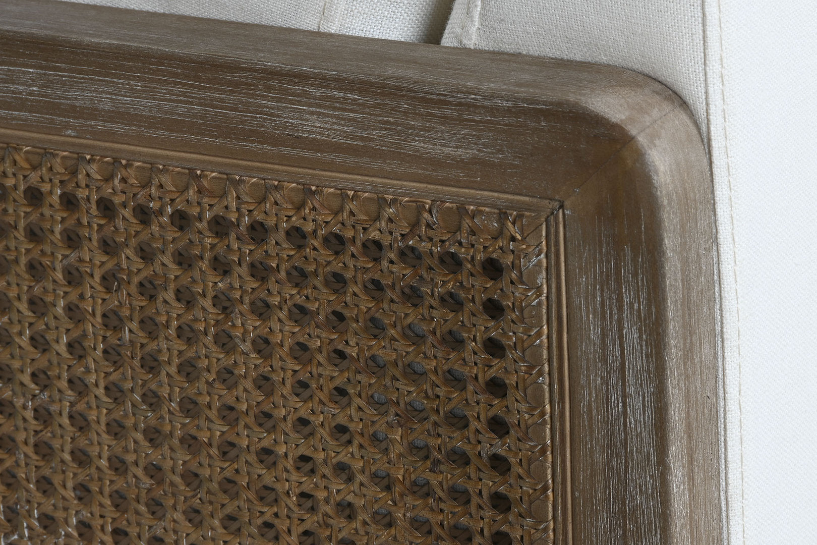 Poltrona coloniale legno decapato