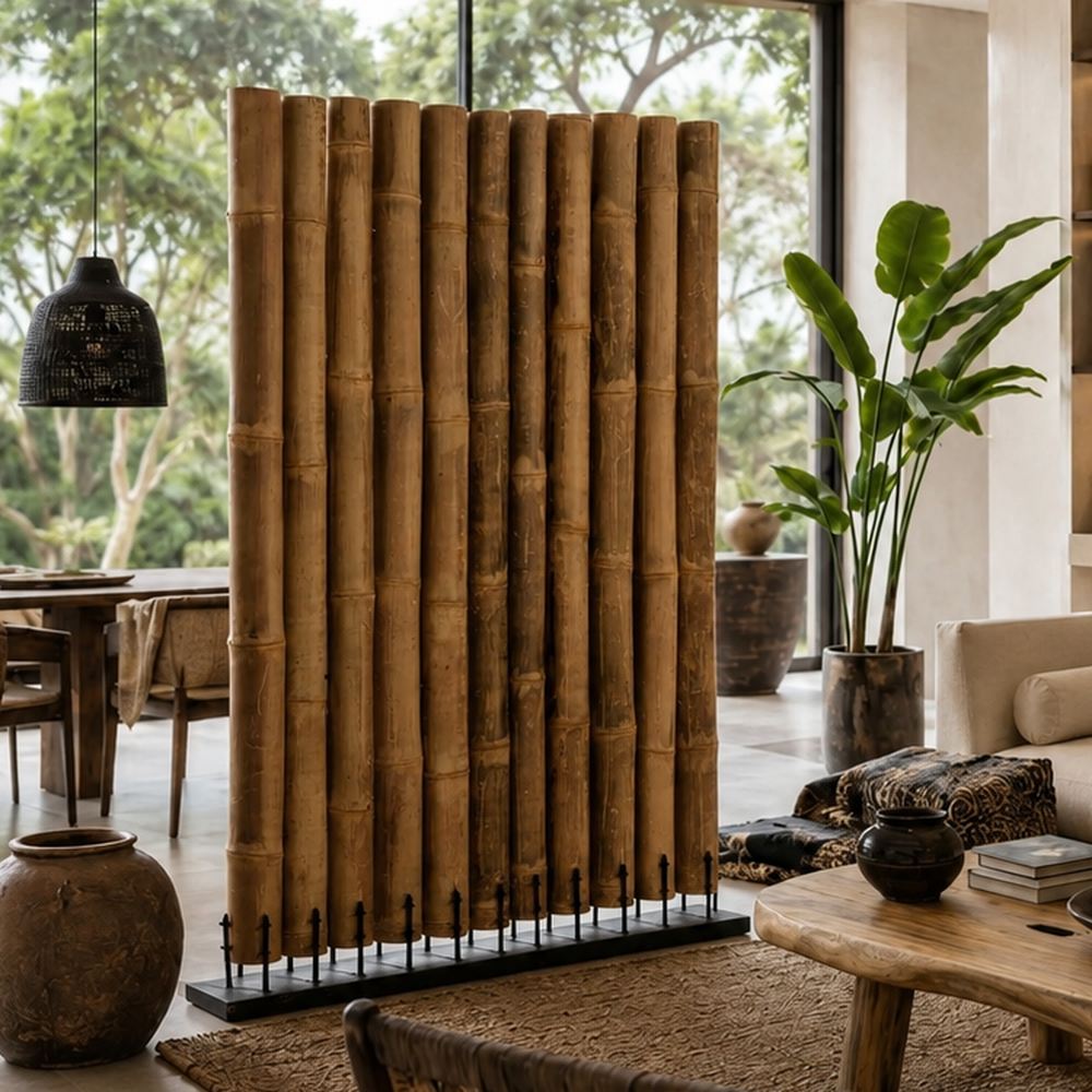 Separé design in bambù naturale, ideale per dividere ambienti con stile etnico contemporaneo.