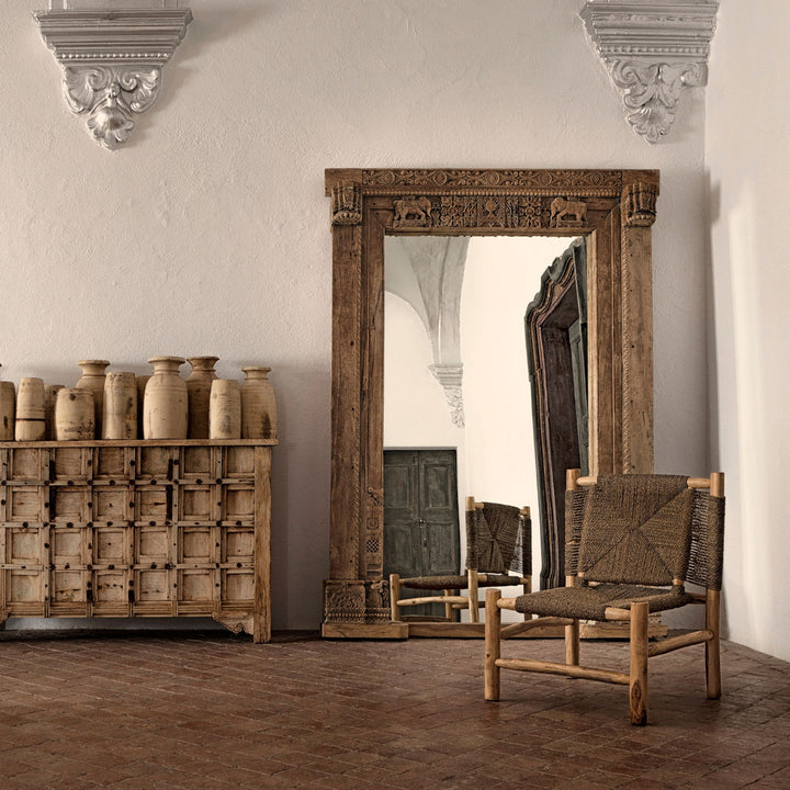 Specchio etnico chic in ambiente living elegante