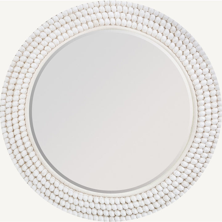 Specchio di design nordico in ambiente luminoso