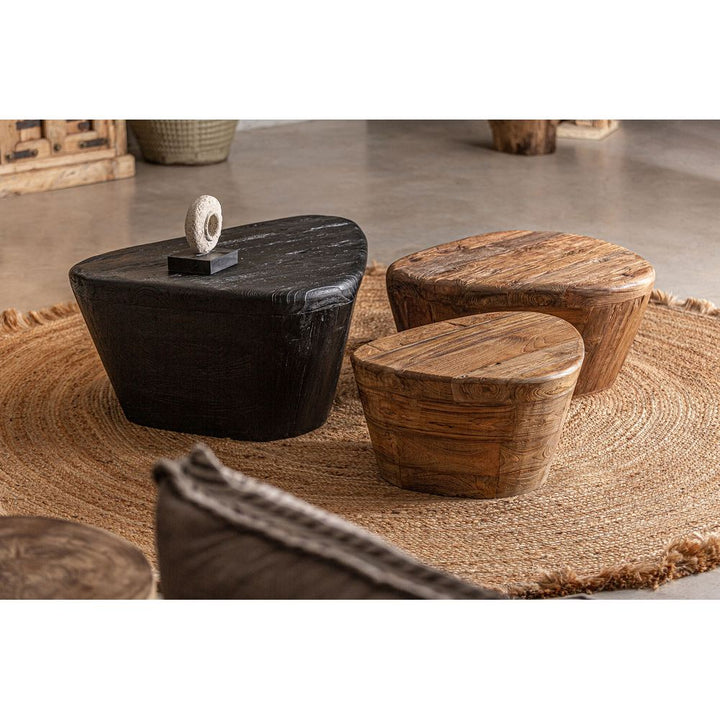 Tavolino organico in legno di teak dal design scultoreo e contemporaneo.
