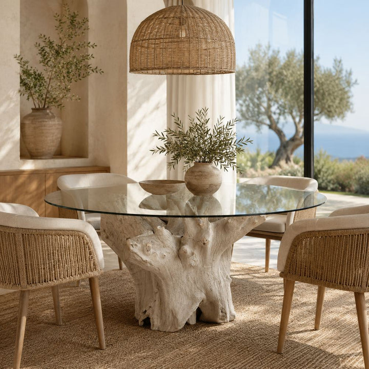 Tavolo rotondo di lusso con base in radice di teak naturale e cristallo.