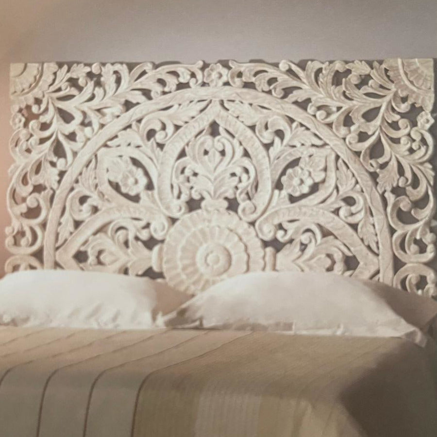 Testata letto murale orientale in legno intagliato